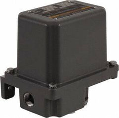 Square D - 1, 7, 9 and 3R NEMA Rated, 20 to 40 psi, Electromechanical Pressure and Level Switch - Adjustable Pressure, 575 VAC, L1-T1, L2-T2 Terminal, For Use with Square D Pumptrol - Caliber Tooling